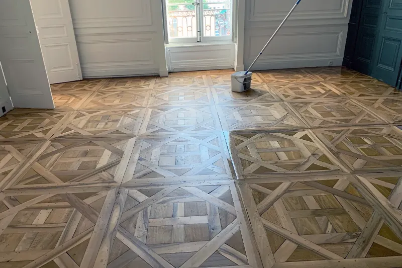 Ponçage d’un parquet Versailles dans un appartement ancien de Lyon